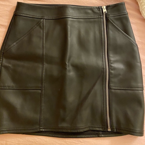 Express Mini leather skirt - Picture 2 of 4